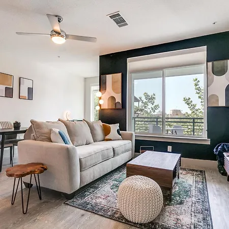Stylish Condo Facing Riverwalk With Free Parking Pet Friendly Centrally Located On The Riverwalk